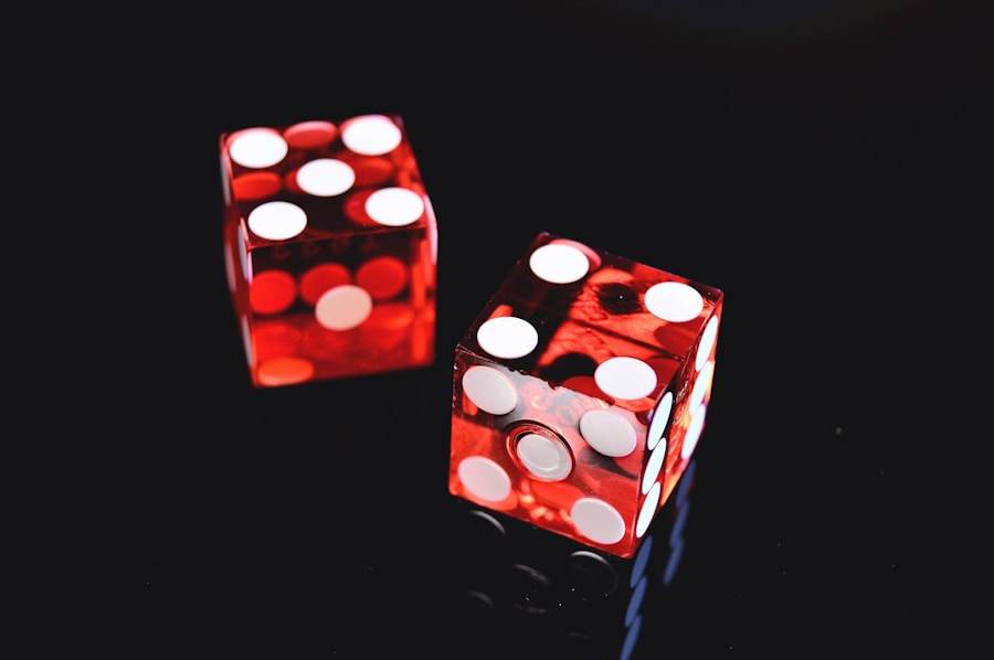 Dua dadu merah dan putih di atas permukaan gelap melambangkan peluang dalam permainan