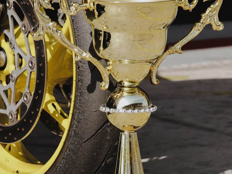 Piala emas di atas alas hitam untuk tema turnamen