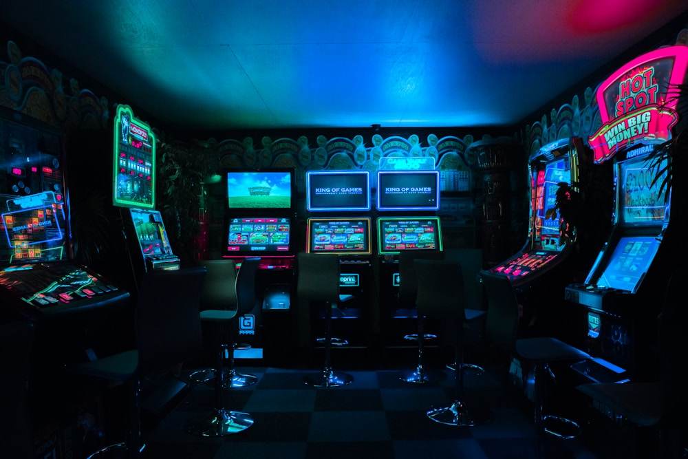 Barisan mesin permainan arcade dengan lampu warna-warni