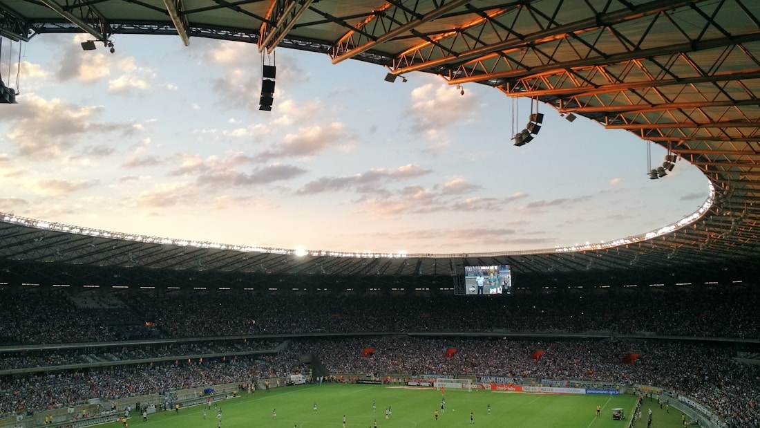 Stadion sepak bola dengan lampu sorot menyala